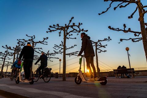 Weil die meisten Unfälle mit E-Scootern nachts und unter Trunkenheit stattfinden, testen manche Verleiher vor Fahrtantritt die Reaktionszeit