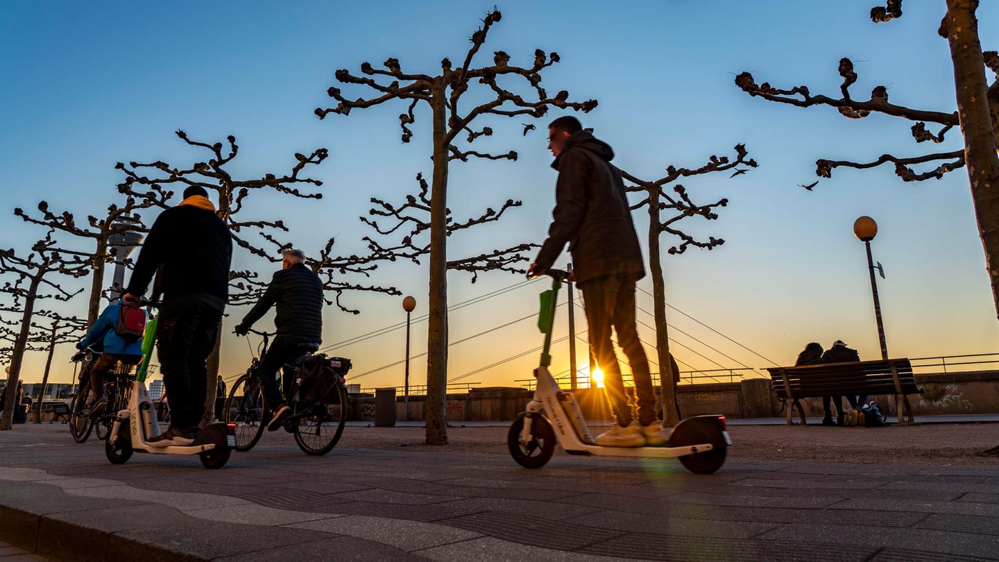 Elektroroller: Weil die meisten Unfälle mit E-Scootern nachts und unter Trunkenheit stattfinden, testen manche Verleiher vor Fahrtantritt die Reaktionszeit Weil die meisten Unfälle mit E-Scootern nachts und unter Trunkenheit stattfinden, testen manche Verleiher vor Fahrtantritt die Reaktionszeit