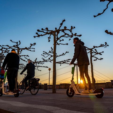 Weil die meisten Unfälle mit E-Scootern nachts und unter Trunkenheit stattfinden, testen manche Verleiher vor Fahrtantritt die Reaktionszeit