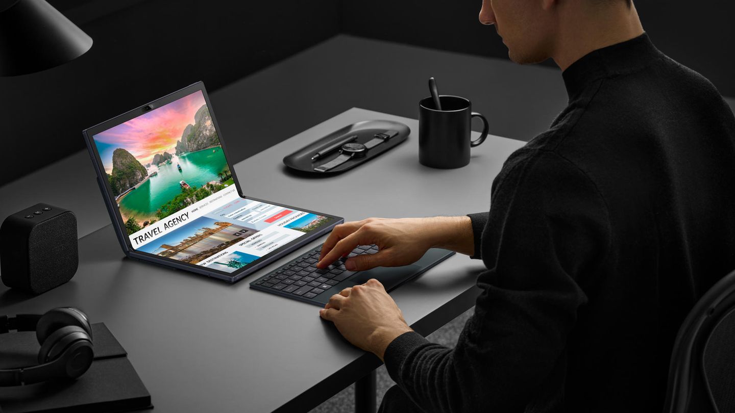 Faltbares Riesentablet plus Tastatur: Auf der IFA wurden gleich zwei neue Laptops mit faltbaren Displays gezeigt. Hier das Asus Zenbook Fold 17