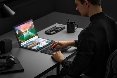 Faltbares Riesentablet plus Tastatur: Auf der IFA wurden gleich zwei neue Laptops mit faltbaren Displays gezeigt. Hier das Asus Zenbook Fold 17