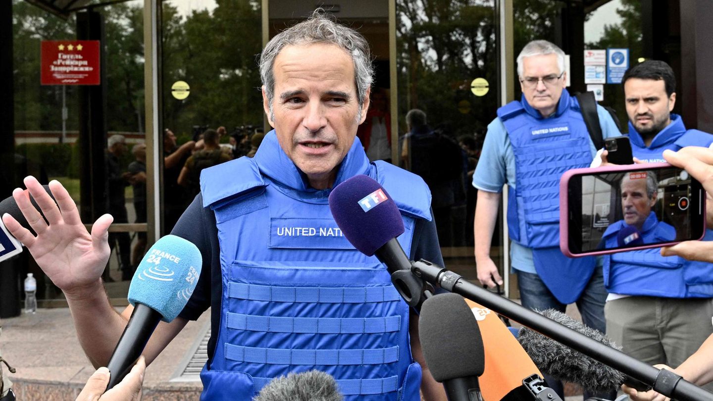 IAEA-Chef Rafael Grossi spricht zu den Medien