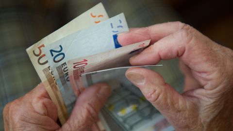 Energiepauschale: Die Hände einer älteren Frau halten mehrere Euro-Scheine, sie zählt das Geld