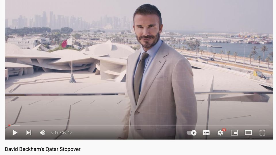 David Beckham steht vor der Skyline von Katar (Screenshot)