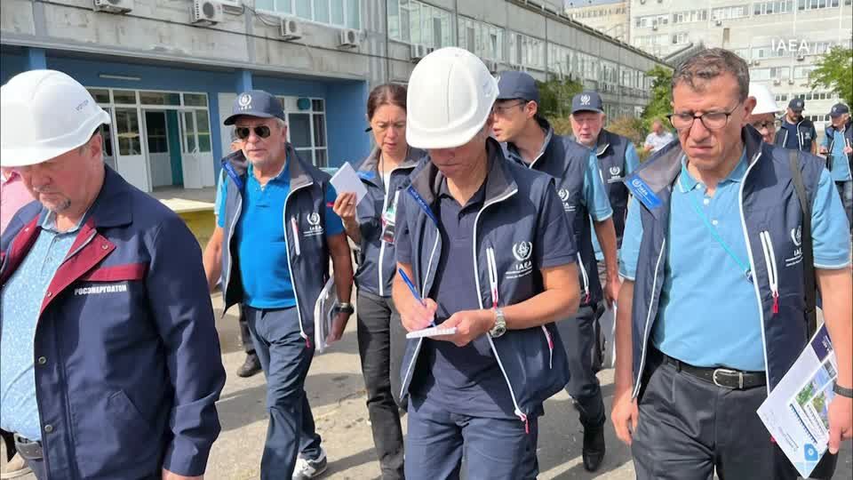 Video: Russland - Zwei IAEA-Inspektoren bleiben in Saporischschja Video: Russland - Zwei IAEA-Inspektoren bleiben in Saporischschja