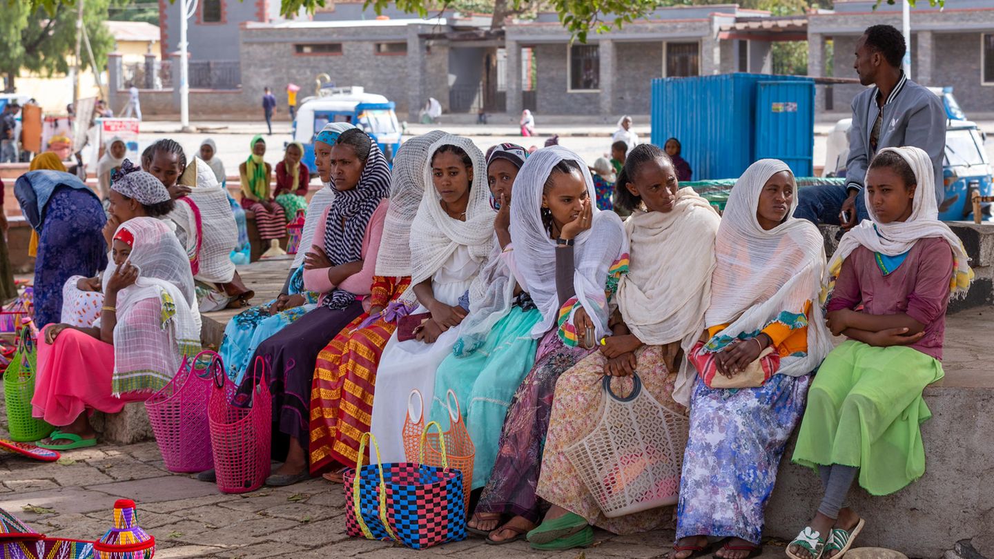 In Äthiopien wurde die weibliche Genitalverstümmelung 2004 verboten. Daneben haben mehr Bildung und die Änderung sozialer Normen dazu geführt, dass die Beschneidung von Frauen in dem Staat deutlich zurückgegangen ist.