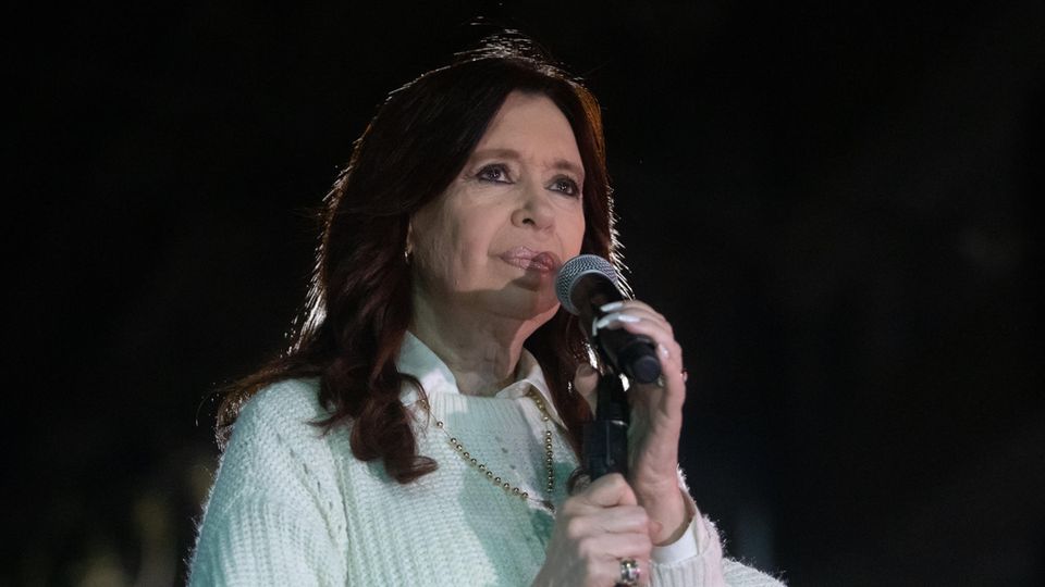 Die Vizepräsidentin Argentiniens, Cristina Fernández de Kirchner, spricht wenige Tage vor dem Attentat zu ihren Unterstützern