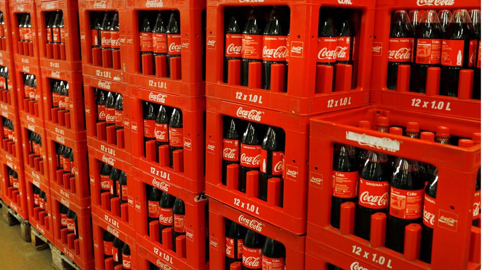 Coca-Cola-Flaschen stehen kistenweise aufeinander