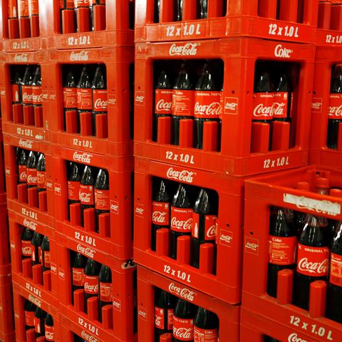 Coca-Cola-Flaschen stehen kistenweise aufeinander