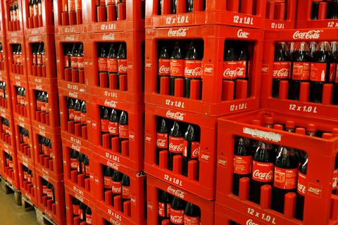 Coca-Cola-Flaschen stehen kistenweise aufeinander