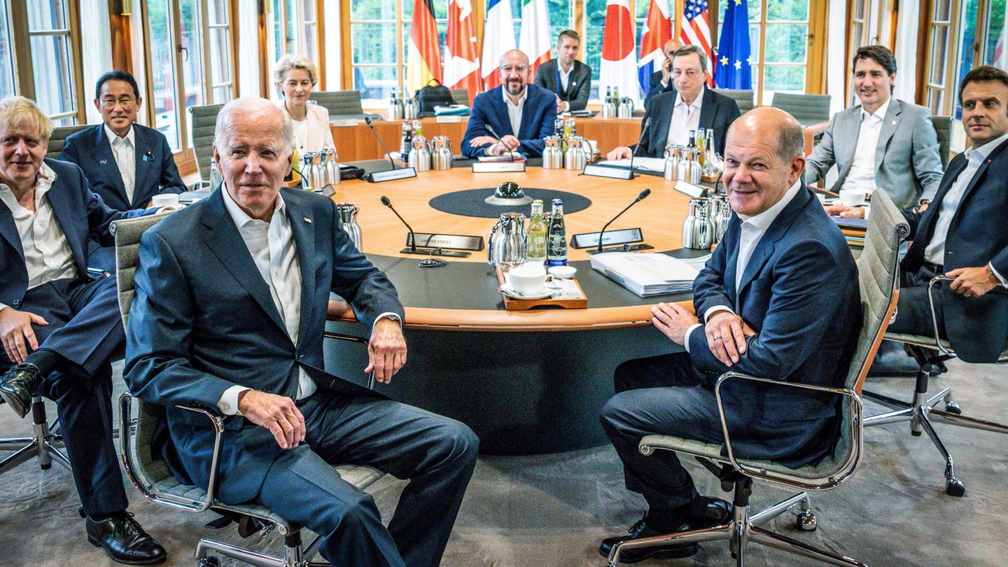 Staats- und Parteichefs der G7 an ihrem Konferenztisch in Schloss Elmau