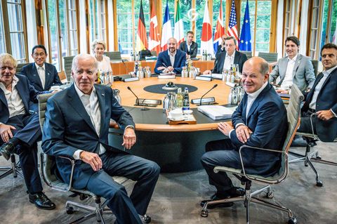 Staats- und Parteichefs der G7 an ihrem Konferenztisch in Schloss Elmau