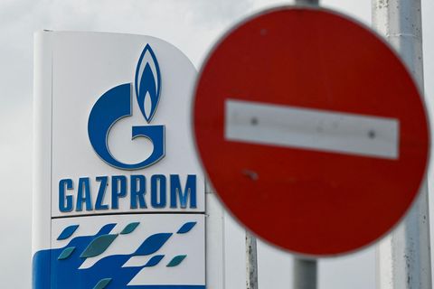 Das Logo von Gazprom ist auf einem Schild zu sehen