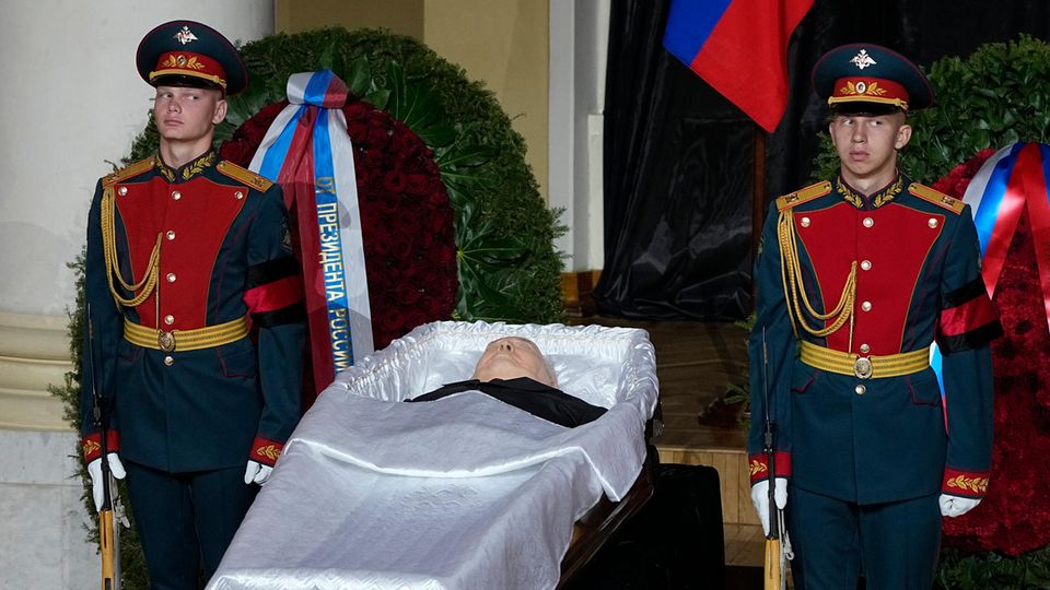 Der tote Michail Gorbatschow liegt aufgebahrt in einem Sarg