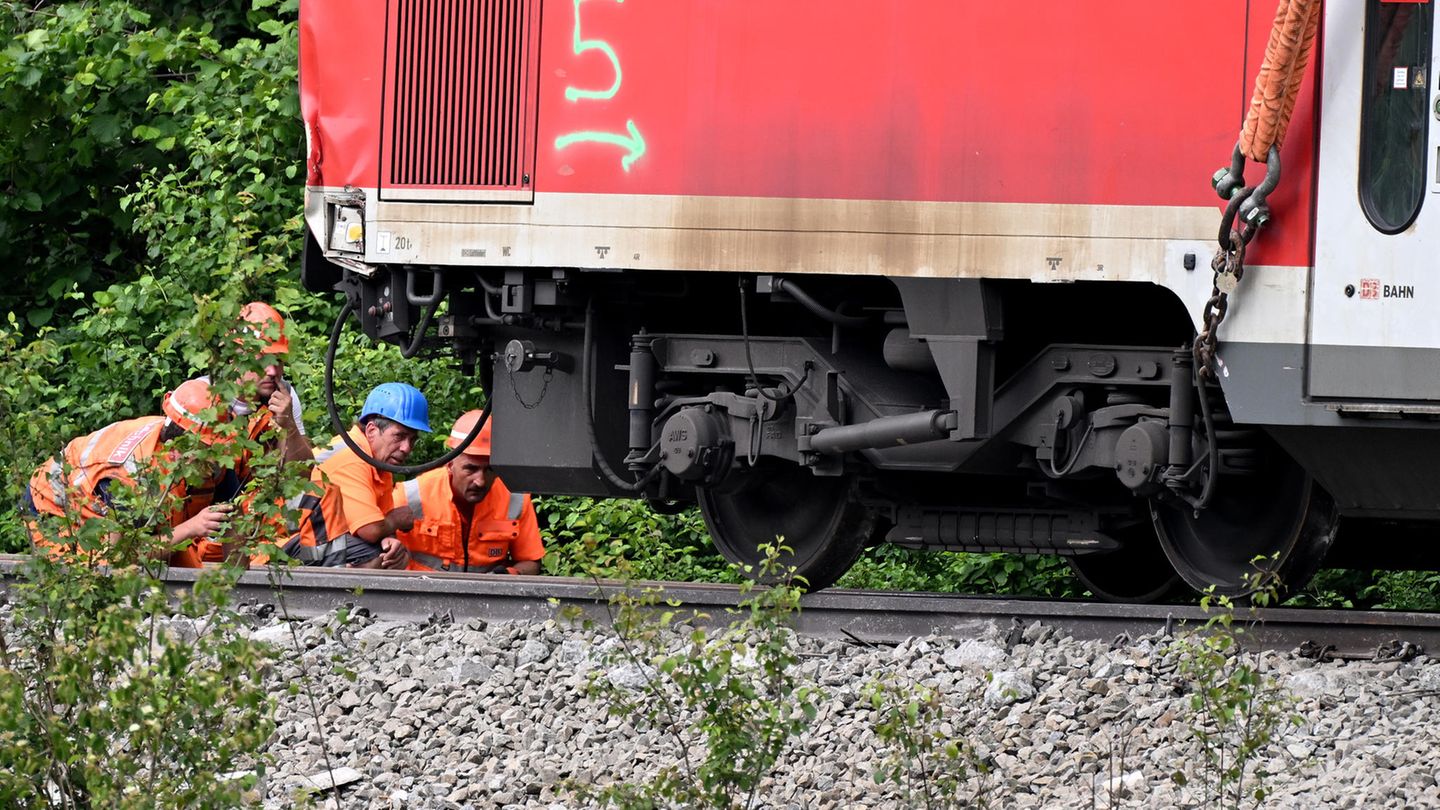 Arbeiter begutachten in Garmisch-Partenkirchen den verunfallten Regionalzug. Zwar ist die Ursache noch unklar, jedoch sieht die Deutsche Bahn inzwischen den Verdacht erhärtet, dass mit den Betonschwellen etwas nicht stimmt