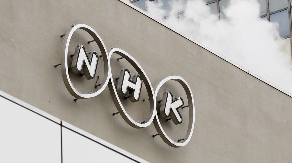 Das Logo des NHK an einem Gebäude
