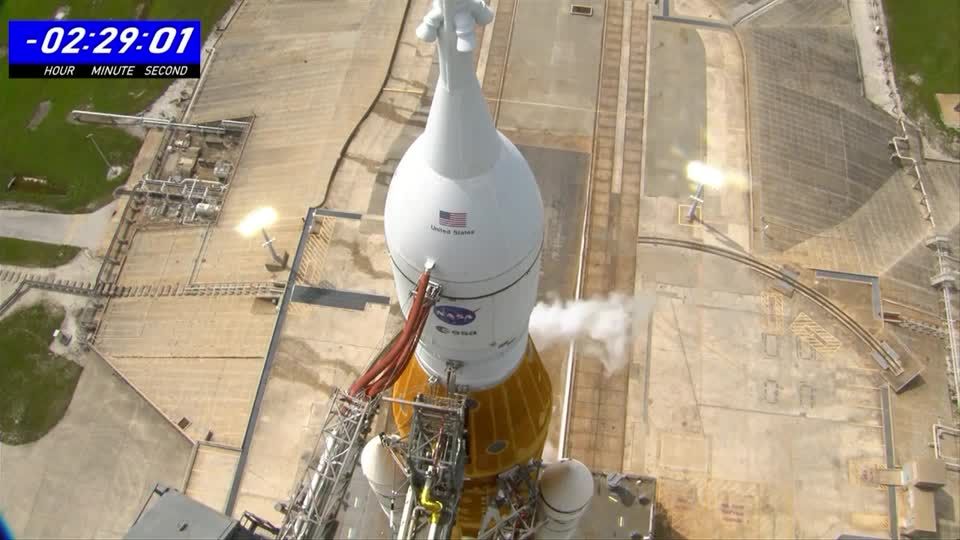 Video: Treibstoffleck verzögert ersten Start der Artemis-Mondrakete um Wochen
