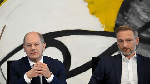 Bundeskanzler Olaf Scholz (links) und Finanzminister Christian Lindner bei der Vorstellung des dritten Entlastungspakets