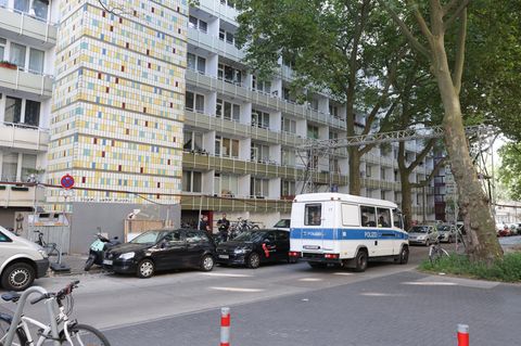 Ein Einsatzfahrzeug der Polizei steht vor einem Wohnhaus in der Löwenberger Straße in Berlin-Lichtenberg