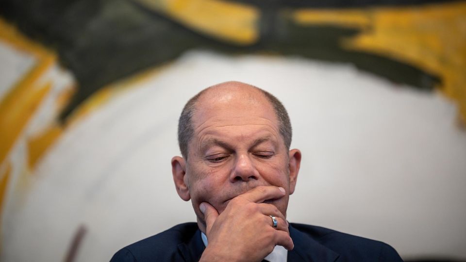 Bundeskanzler Scholz nachdenklich vor Pk zum Entlastungspaket