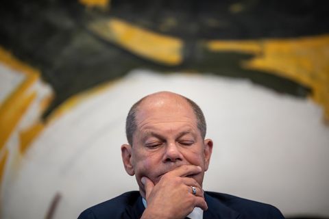 Bundeskanzler Scholz nachdenklich vor Pk zum Entlastungspaket