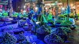 Gemüsehändler warten auf auf diesem Markt in der Hauptstadt des Landes auf Kundinnen und Kunden