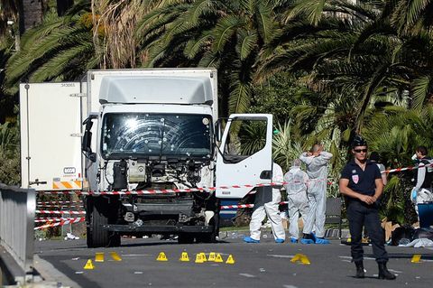 Polizisten stehen um den Lastwagen, mit dem der Attentäter beim Anschlag in Nizza in eine Menschenmenge gerast war