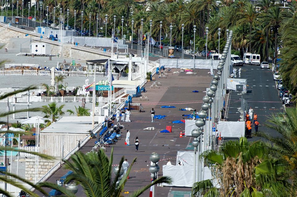 Anschlag Nizza Promenade Ermittler arbeiten am Tatort an der Promenade in Nizza, nachdem der Attentäter mit einem LKW in eine Menschenmenge gerast war.