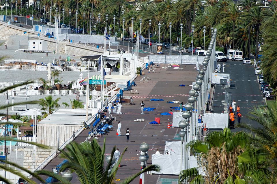 Ermittler arbeiten am Tatort an der Promenade in Nizza, nachdem der Attentäter mit einem LKW in eine Menschenmenge gerast war.