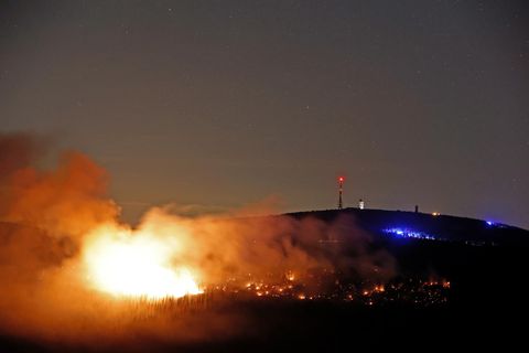 Am frühen Morgen lodern am Brocken die Flammen