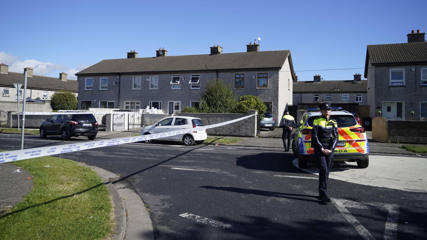 Polizei ist am Tatort in der Rossfield-Siedlung in Tallaght im Einsatz