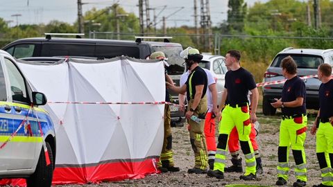 Duisburg: Mit Sichtschutzwänden ist der Unfallort in Duisburg abgeschirmt, an dem ein Kleinflugzeug abgestürzt ist