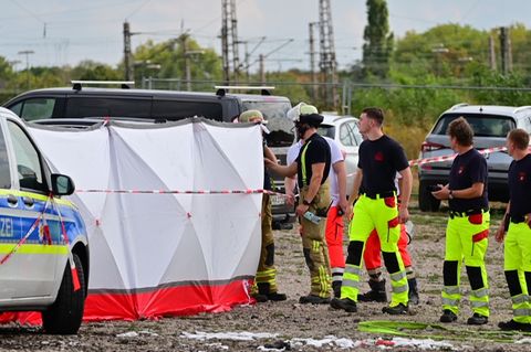 Duisburg: Mit Sichtschutzwänden ist der Unfallort in Duisburg abgeschirmt, an dem ein Kleinflugzeug abgestürzt ist