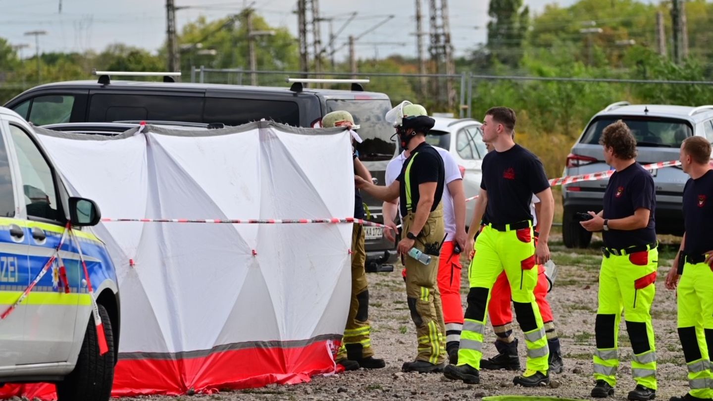 Duisburg: Mit Sichtschutzwänden ist der Unfallort in Duisburg abgeschirmt, an dem ein Kleinflugzeug abgestürzt ist