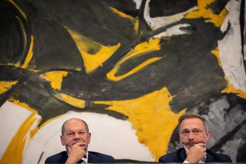Bundeskanzler Olaf Scholz (SPD, l) neben Christian Lindner (FDP)