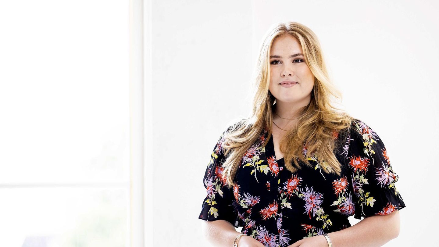 Amalia, Prinzessin der Niederlande, steht bei einem Fototermin der königlichen Familie im Schloss Noordeinde Amalia, Prinzessin der Niederlande, steht bei einem Fototermin der königlichen Familie im Schloss Noordeinde