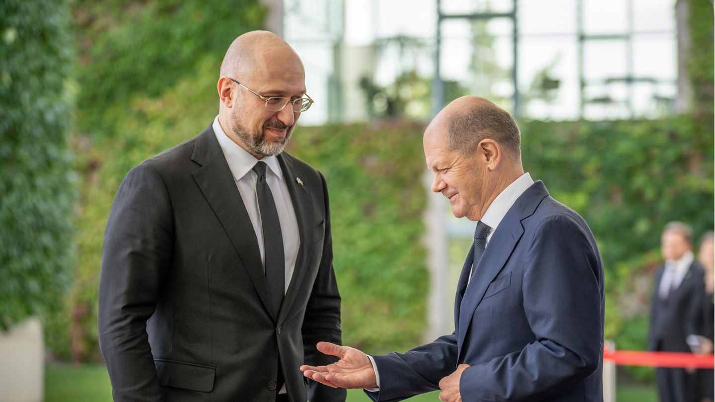 Bundeskanzler Olaf Scholz (SPD, r) steht neben Denys Schmyhal, Ministerpräsident der Ukraine