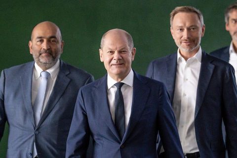 Neues Entlastungspaket: Kanzler Olaf Scholz (M.), der Grünen-Vorsitzende Omid Nouripour (l.) und FDP-Chef Christian Lindner