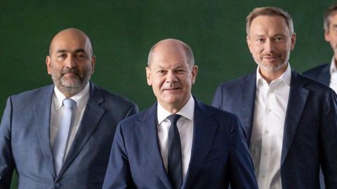 Neues Entlastungspaket: Kanzler Olaf Scholz (M.), der Grünen-Vorsitzende Omid Nouripour (l.) und FDP-Chef Christian Lindner