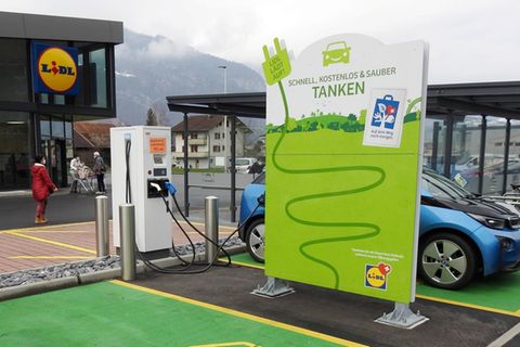 Eine Strom-Tankstelle auf einem Lidl-Parkplatz