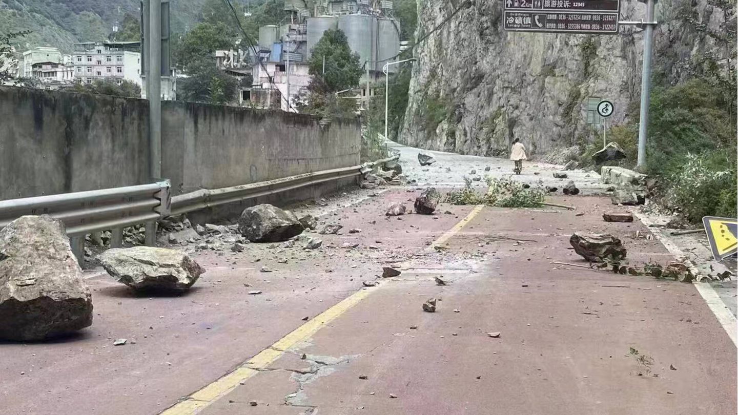Steinbrocken liegen auf einer Straße
