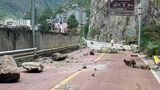 Lengqi, China. Heruntergestürzte Felsen machen diese Straße in der Provinz Sichuan unpassierbar. Bei einem Erdbeben in Südwestchina sind mehrere Menschen ums Leben gekommen.
