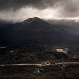 Bagger repariert Straße