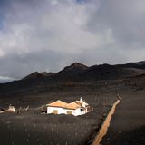 Haus umgeben von Lava