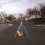 Kinderschaukel von Asche umgeben