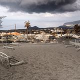 Drei Terrassenstühle in Asche versunken