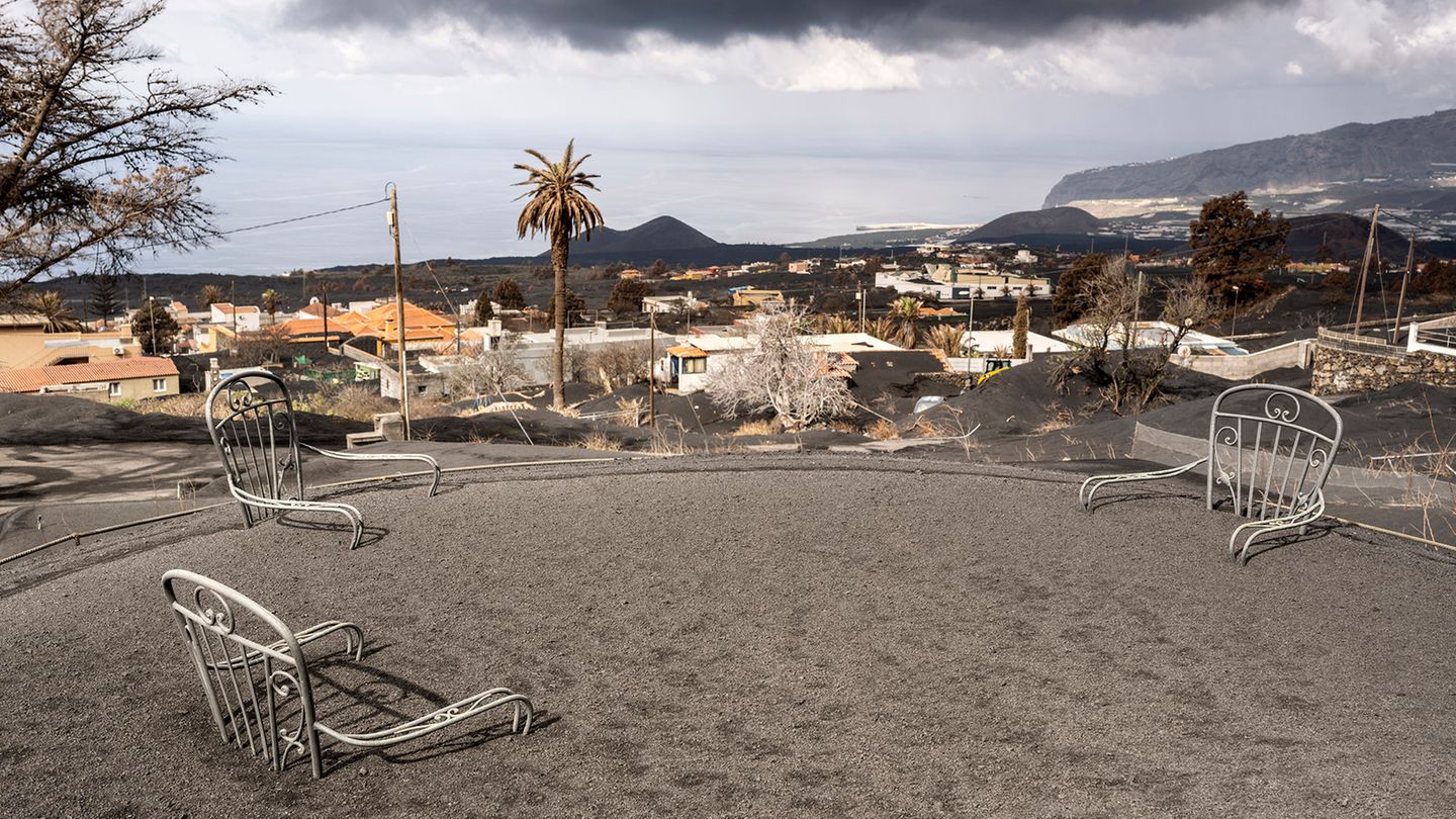 Drei Terrassenstühle in Asche versunken