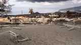 Drei Terrassenstühle in Asche versunken