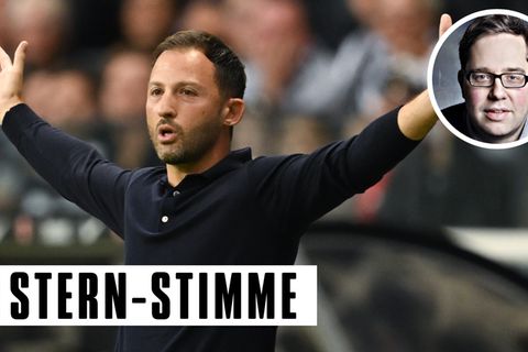 Ratlos am Spielfeldrand: Domenico Tedesco breitet die Arme im Spiel gegen Eintracht Frankfurt aus