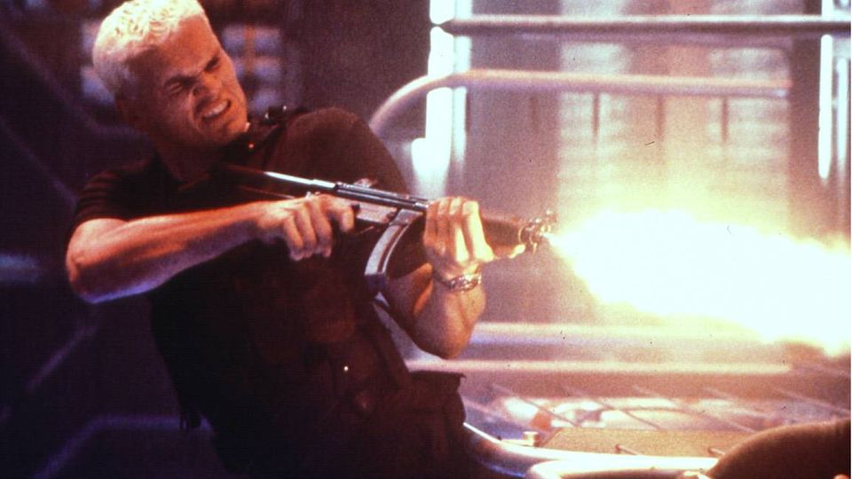 "Tatort" aus Ludwigshafen: Götz Otto in "Der Morgen stirbt nie". Im Agenten-Thriller spielte er 2003 mit. Götz Otto in "Der Morgen stirbt nie". Im Agenten-Thriller spielte er 2003 mit.